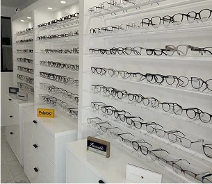 Intérieur d'un magasin d'optique moderne avec de nombreux modèles de lunettes exposés à Montigny-le-Bretonneux dans les Yvelines 78