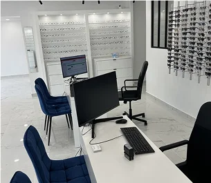 Intérieur moderne et lumineux d'un magasin d'optique avec présentoirs de lunettes et bureaux à Montigny-le-Bretonneux dans les Yvelines 78